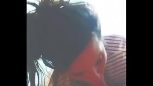 Em nhân viên làm việc bán thời gian phục vụ khác