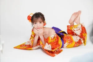 Cô nàng hiện tại là một nữ diễn viên JAV, ca sĩ trong nhóm nhạc Ebisu Muscats.