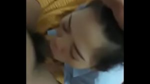 Em gái văn phòng bú ngập mồm cu