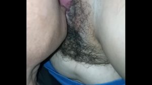 Đang đêm đè vợ ra để đụ thấy lồn ngon quá liếm cạn nước dâm