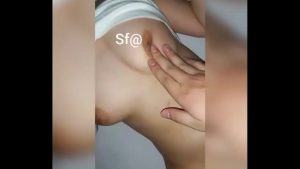 Vừa địt vừa sờ vú em yêu