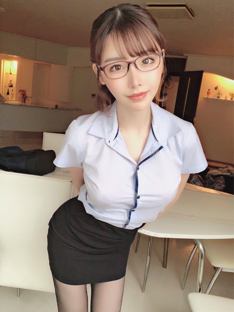 Cô thư ký nóng bỏng dâm đãng