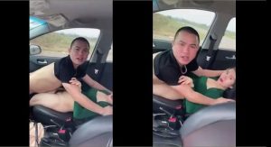 Đang phang nhau trong ô tô thì bị quay lại