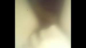 Mở rộng chân móc bướm quay lên cho anh ngắm