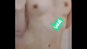 Địt cô vợ dâm in cặp vú lên gương