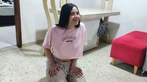 Tụt quần banh lồn dâm của em ra địt